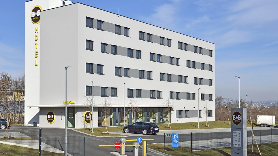 B&B Hotel Graz City Sud con parcheggio e ingresso. | © B&B Hotel Graz City Süd
