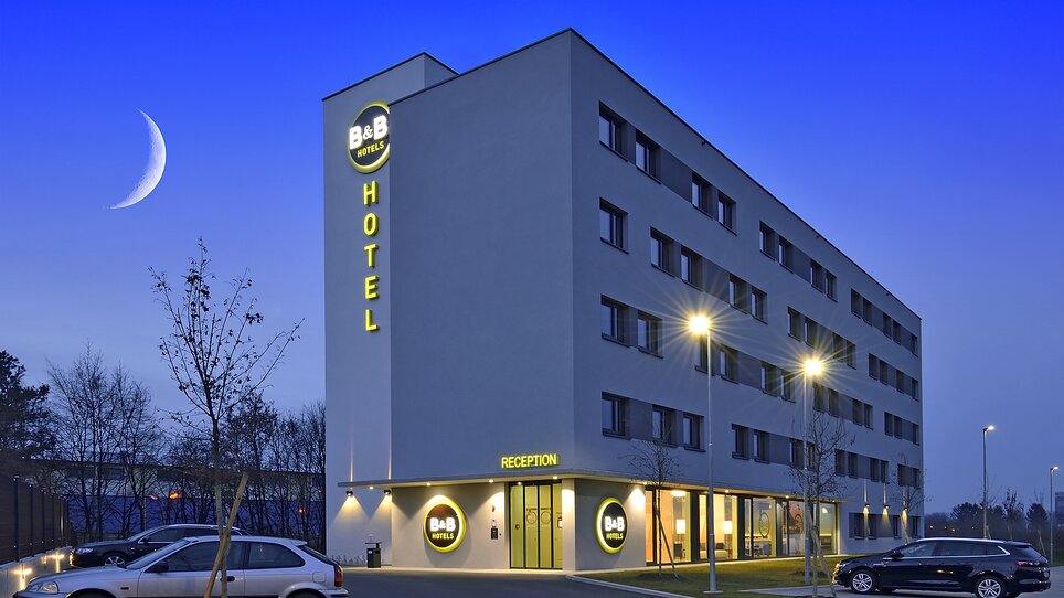 B&B Hotel Graz City Süd di notte, con la luna sullo sfondo. | © B&B Hotel Graz City Süd