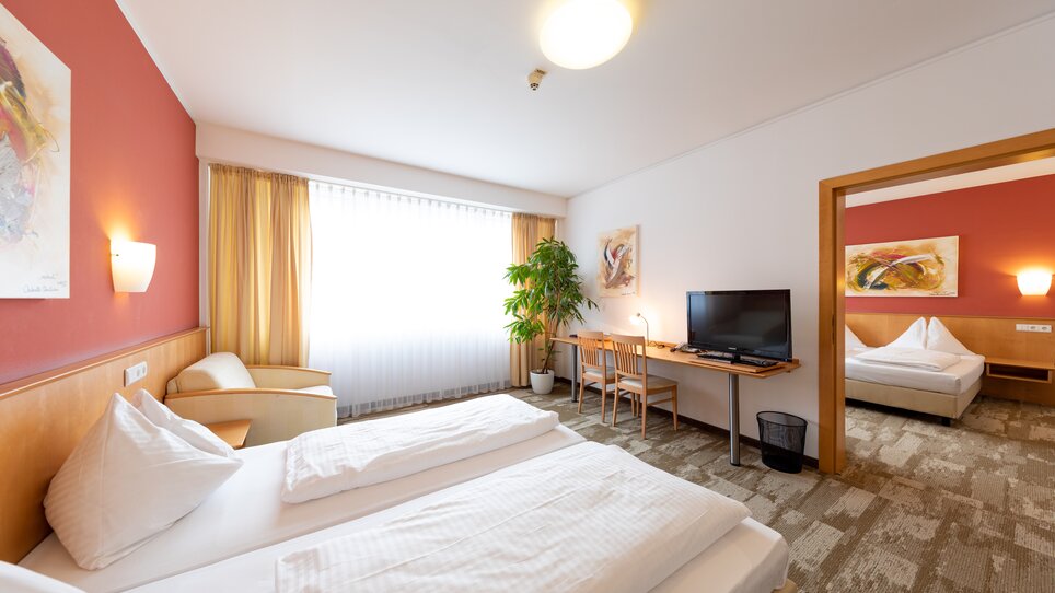 Doppelzimmer mit Fernseher und Arbeitsbereich im Bokan exclusiv Hotel-Gasthof. | © Harry Schiffer