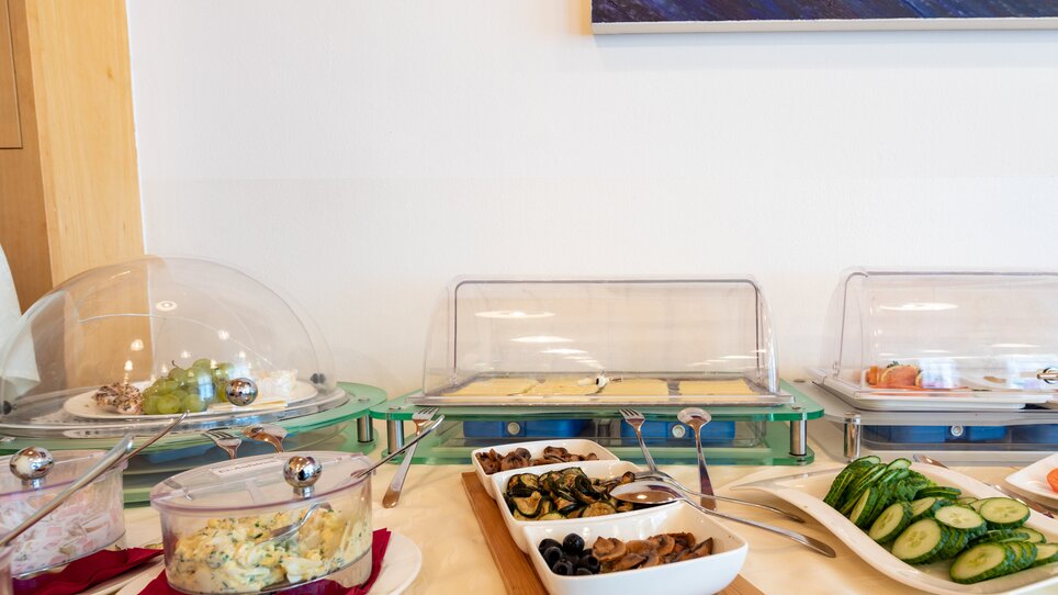 Verschiedene Gerichte in einem Buffet-Setup, darunter Salate und Gemüseplatten. | © Harry Schiffer