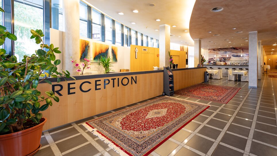 Lobby und Rezeption im Bokan exclusiv Hotel-Gasthof mit Pflanzen. | © Harry Schiffer