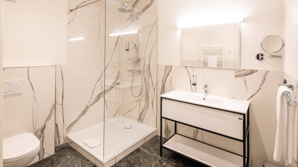 Modernes Badezimmer mit Dusche und Waschbecken. | © Robert Illemann