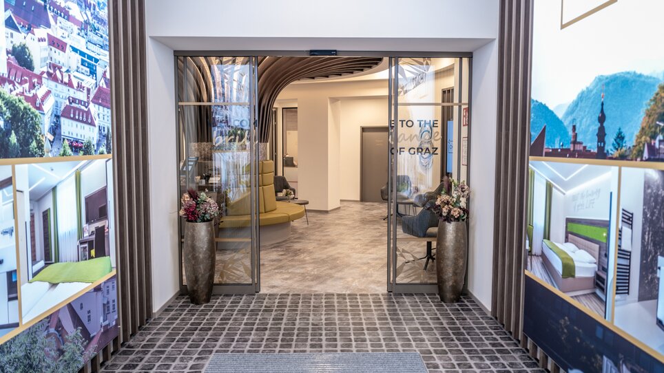 Ingresso all'Hotel Chrizz-Rooms a Graz con elementi di design moderni. | © Chrizz Rooms