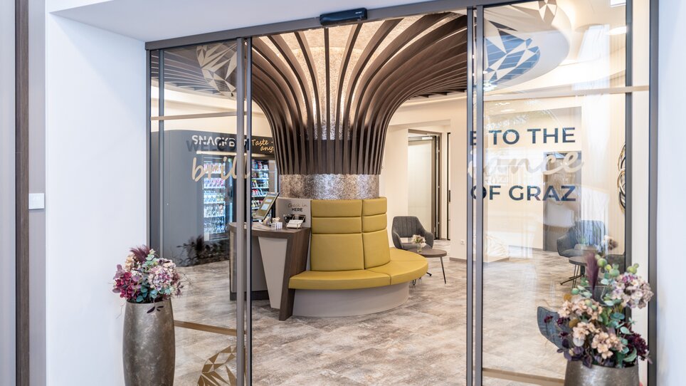 Entrata alla lobby di Chrizz-Rooms a Graz con area salotto e self check-in. | © Chrizz Rooms