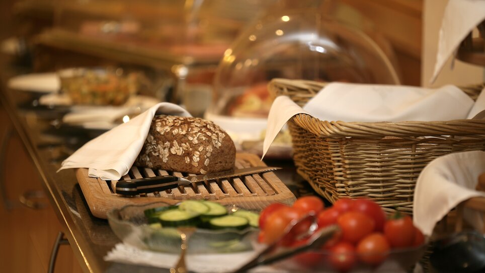 A varied breakfast buffet featuring bread, vegetables, and fresh ingredients. | © Hotel Feichtinger