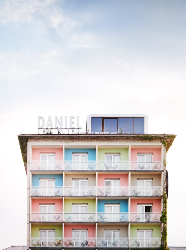 Fassade des Hotel Daniel Graz mit bunten Balkonen. | © Weitzer Hotels