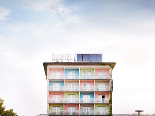 Fassade des Hotel Daniel Graz mit bunten Balkonen. | © Weitzer Hotels