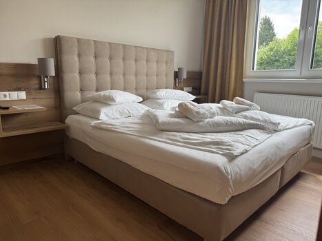 Bright room with a double bed, pillows, and a duvet. | © Der Marienhof