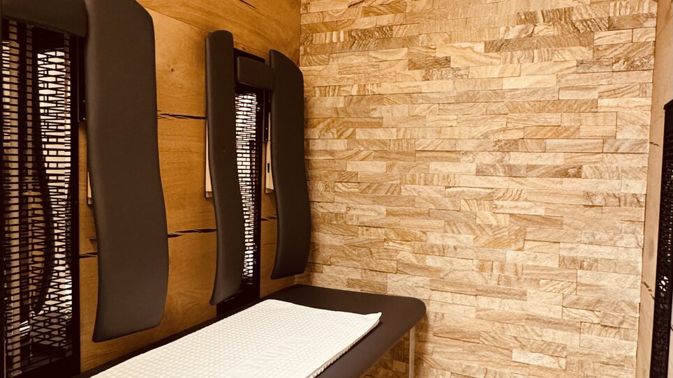 A minimalist infrared cabin with wooden walls. | © Der Marienhof