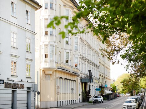 Außenansicht des Grand Hôtel Wiesler in Graz, mit angrenzenden Gebäuden und Straße. | © Weitzer Hotels