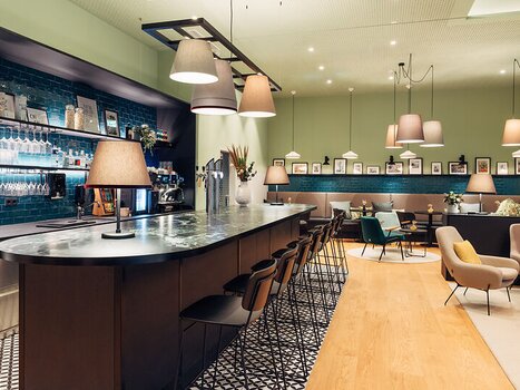 Entrance area of a cafe with a bar and seating at the harry's home Graz-Smart City. | © harry's home Graz-Smart City- Daniel Zangerl