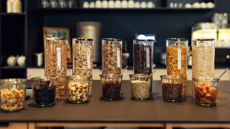 Gläser mit Müsli und Snacks auf einem Tisch im harry's home Graz-Smart City. | © harry's home Graz-Smart City - Daniel Zangerl
