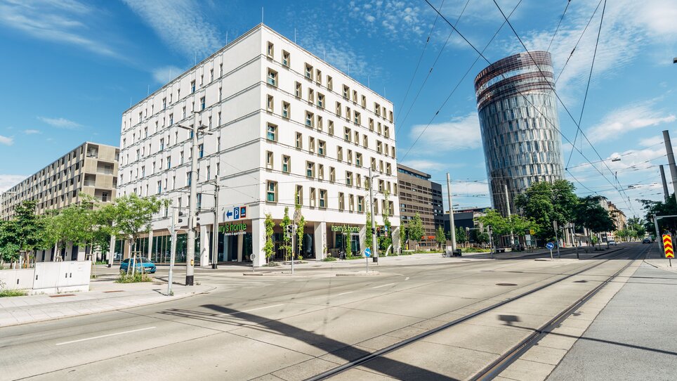 harry's home Graz-Smart City, a modern building in Graz with a cyclist passing by. | © harry's home Graz-Smart City