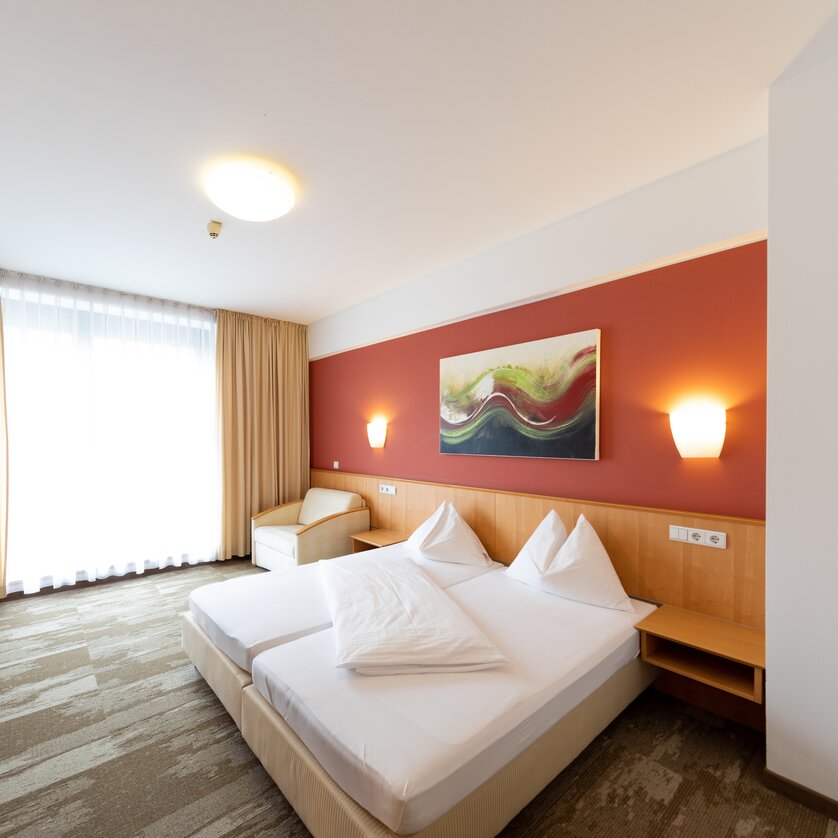 Camera doppia moderna con due letti e scrivania. | © Harry Schiffer