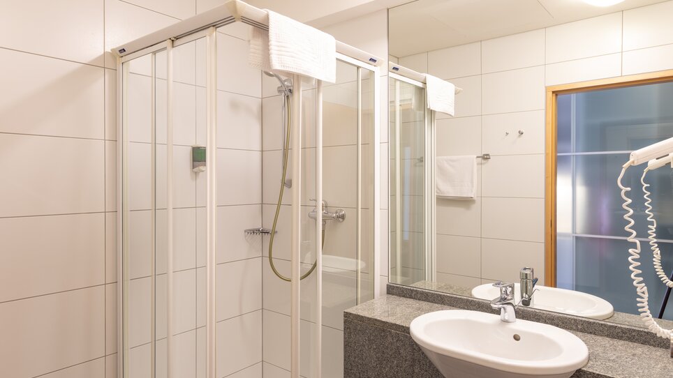 Modernes Badezimmer mit Dusche und Waschbecken. | © Harry Schiffer