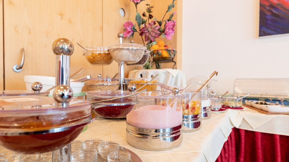 Ein Buffet mit verschiedenen Desserts und Früchten in Gläsern. | © Harry Schiffer