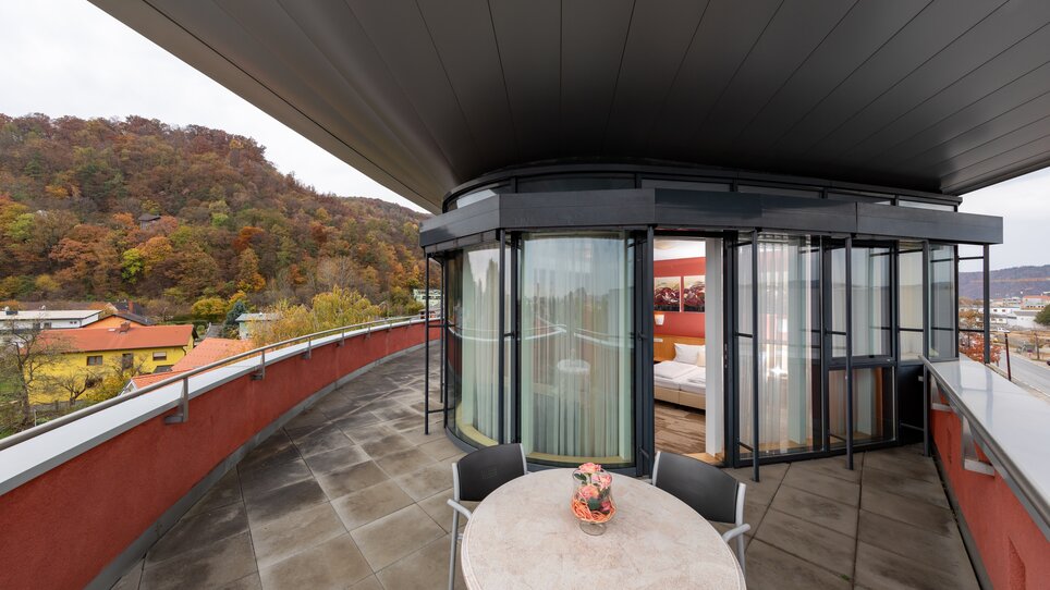 Moderner Balkon mit Blick auf die herbstliche Landschaft und ein Doppelzimmer im Hotel Bokan. | © Harry Schiffer