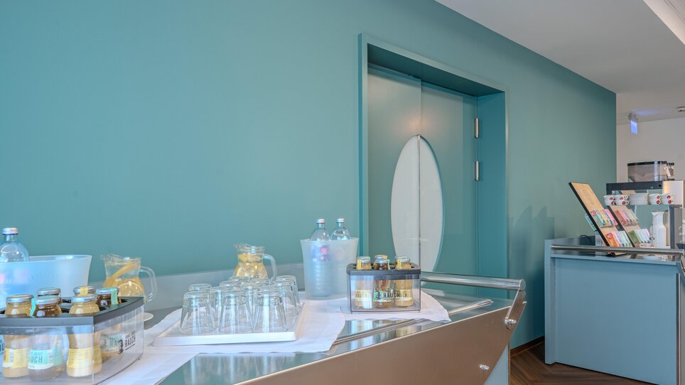 Getränke und Gläser im Hotel Ibis Styles Graz Messe. | © Katharina Haag