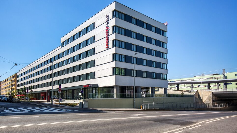 Außenansicht des IntercityHotels Graz, bei strahlendem Wetter. | © ICHG