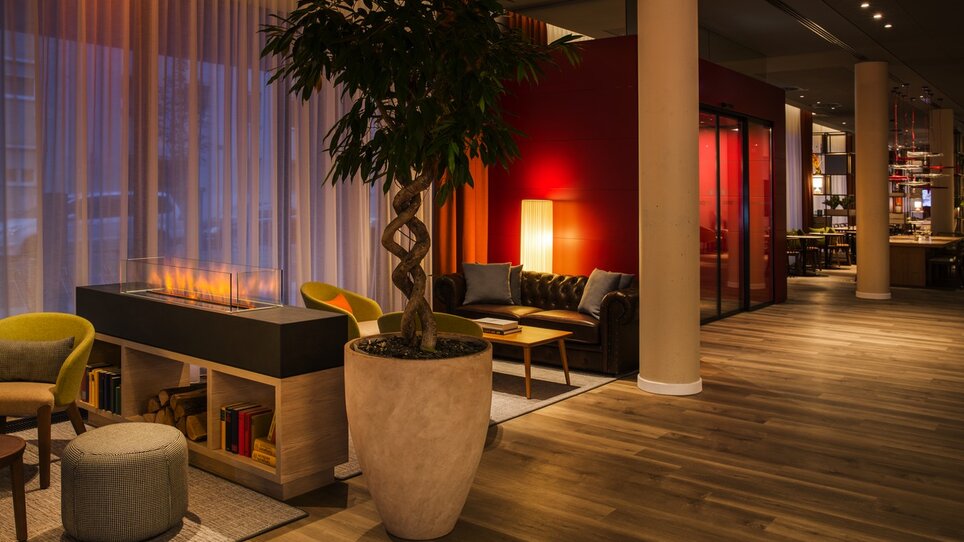 Elegant gestaltete Lobby mit Sitzbereichen und Pflanzen. | © ICHG