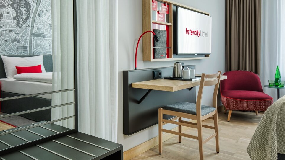 Modernes Hotelzimmer im IntercityHotel mit Schreibtisch und TV. | © ICHG
