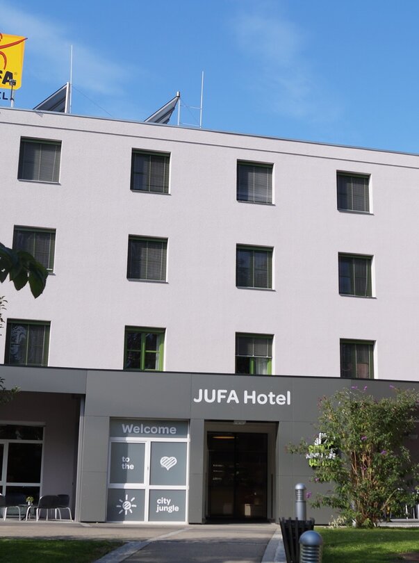 Außenansicht des JUFA Hotels in Graz mit einem einladenden Eingangsbereich. | © JUFA Hotel Graz City