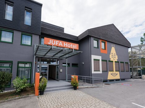 Eingang zum JUFA Hotel Graz Süd mit moderner Architektur. | © Jufa Hotels