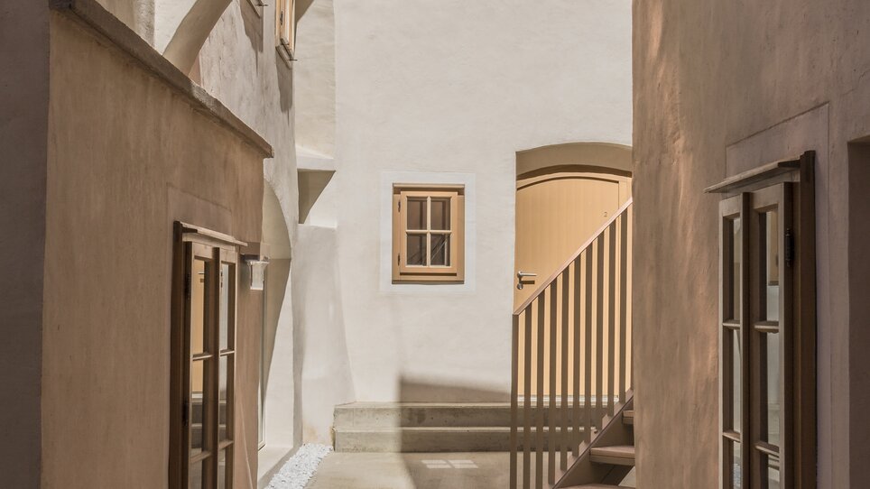 Heller Innenhof mit Treppe und Fenstern in einem modernen Gebäude. | © KAI 36