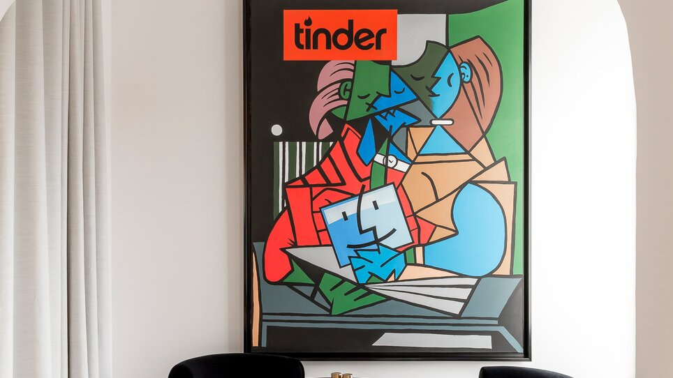 Moderne Sitzecke mit Kunstwerk. | © KAI 36