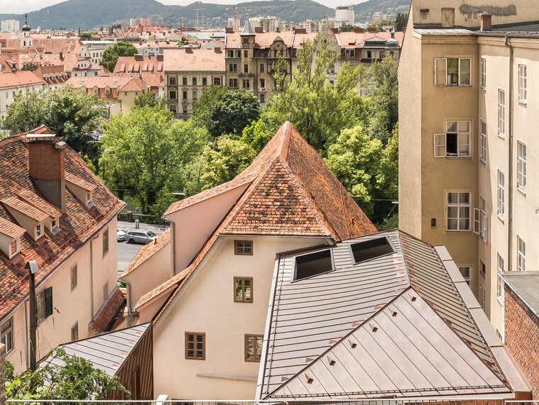 Blick auf Graz mit Hotel KAI 36 und Pool im Vordergrund. | © KAI 36