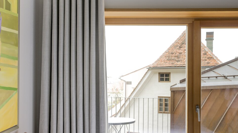 Modernes Doppelzimmer mit Blick auf Balkon und Terrasse. | © KAI 36