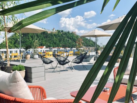 Gemütliche Terrasse mit stylischen Möbeln, Blick auf den Schlossberg und Umgebung in Graz. | © Lendhotel