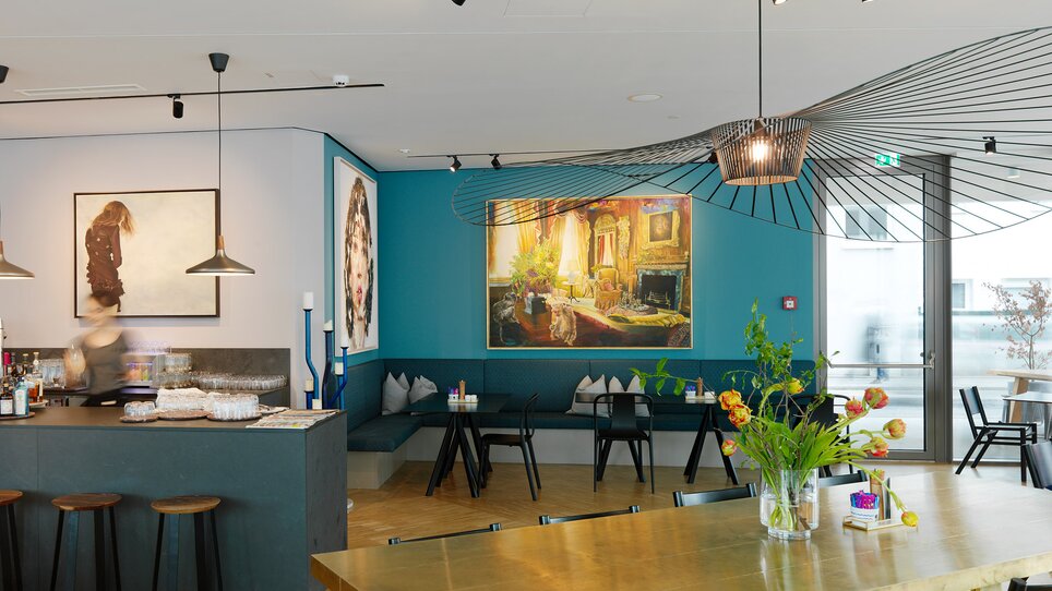 Helles Café mit Kunst, Bar und gemütlichen Sitzgelegenheiten. | © Paul Ott