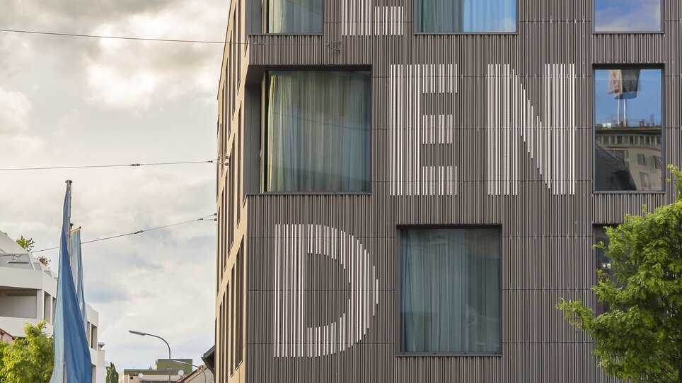 Fassade des Lendhotels in Graz mit großen Fensterflächen und Schriftzug "LEND" auf der Wand. | © Lendhotel