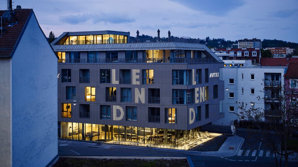 Lendhotel Graz mit beleuchteten Fenstern bei Dämmerung. | © Lendhotel