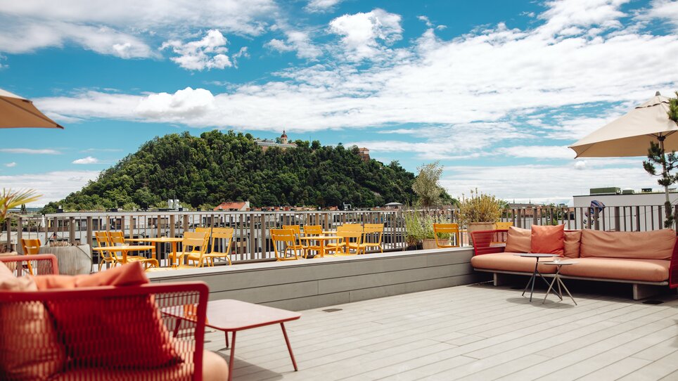 Rooftop terrace with a view of Graz and lush surroundings at the Lendhotel. | © Kyrillos Mikhail