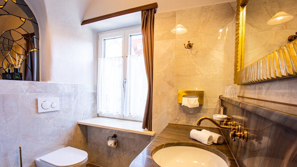 Ein modernes Badezimmer mit WC, Waschbecken und Fenster. | © Lendplatzl GmbH