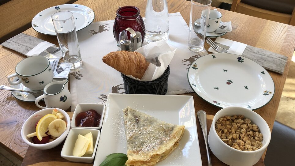 Ein gedeckter Tisch mit Croissant, Omelette, Obst und Müsli. | © Lendplatzl GmbH