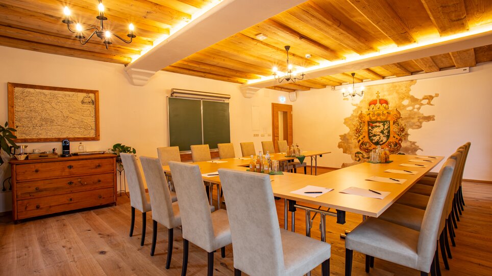 Ein Besprechungsraum mit einem langen Tisch und Stühlen, ausgestattet mit Flipchart und Kaffeebar. | © Lendplatzl GmbH