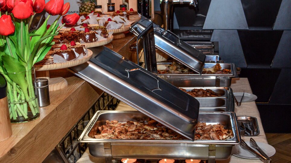 Vielfältiges Buffet mit Fleischgerichten und Desserts. | © NED Hotel