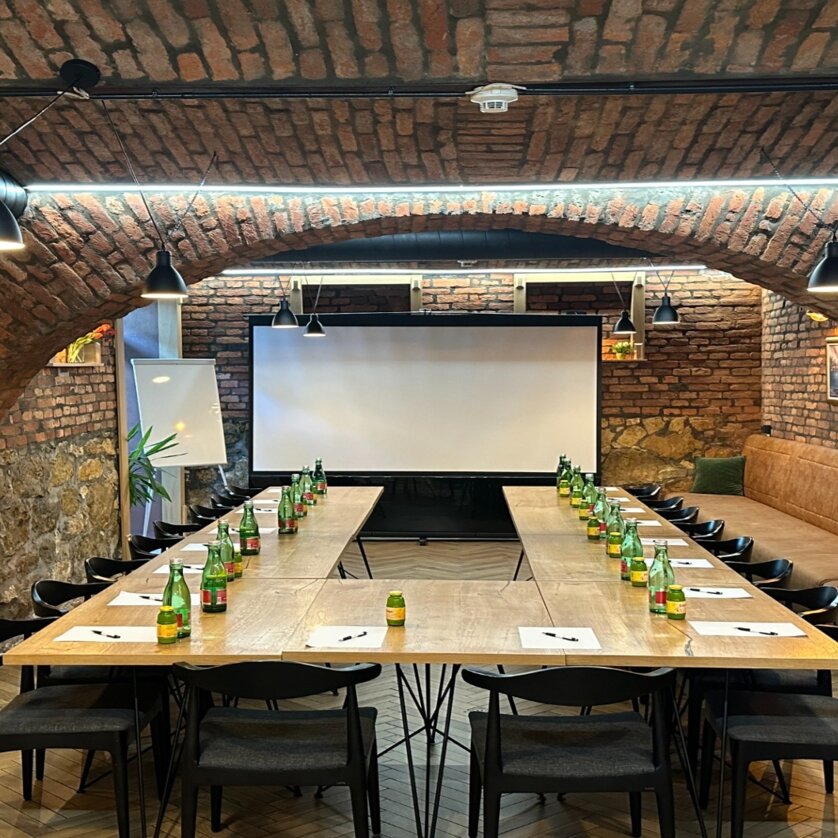 Stylischer Tagungsraum mit langen Tischen und Ausstattung. | © NED Hotel