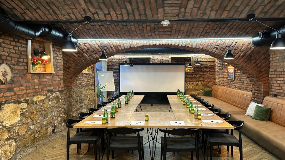 Stylischer Tagungsraum mit langen Tischen und Ausstattung. | © NED Hotel