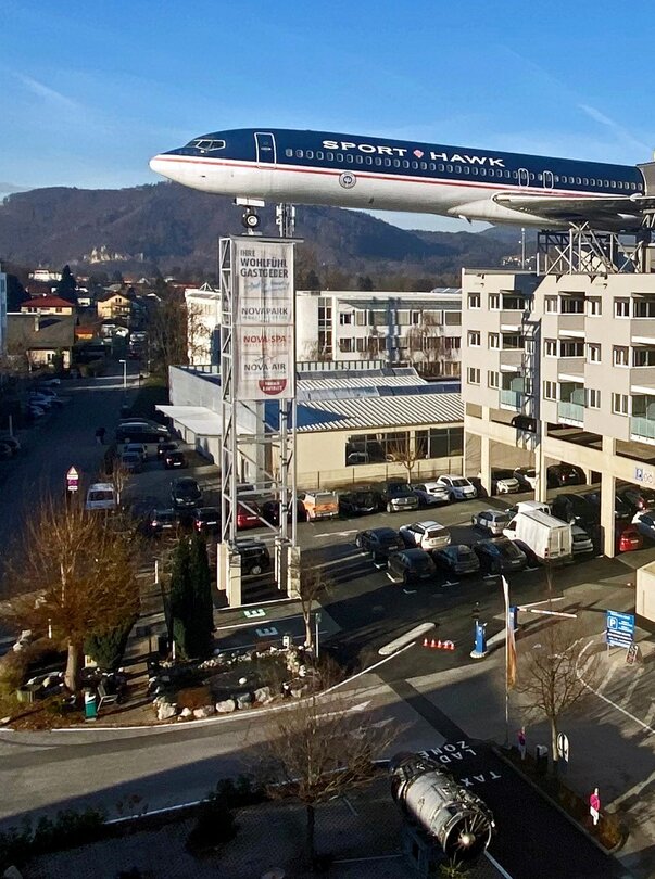 Ein Hotelgebäude mit einem Flugzeug darauf in Graz. | © Novapark