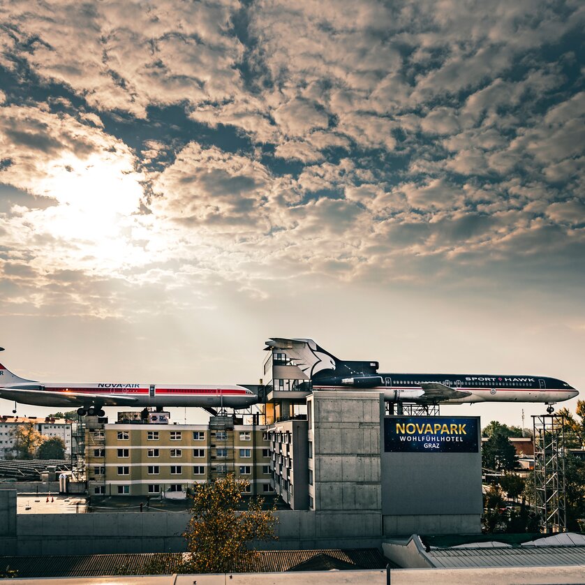 Ein Flugzeug steht auf dem NOVAPARK Hotel in Graz. | © Ulrike Rauch