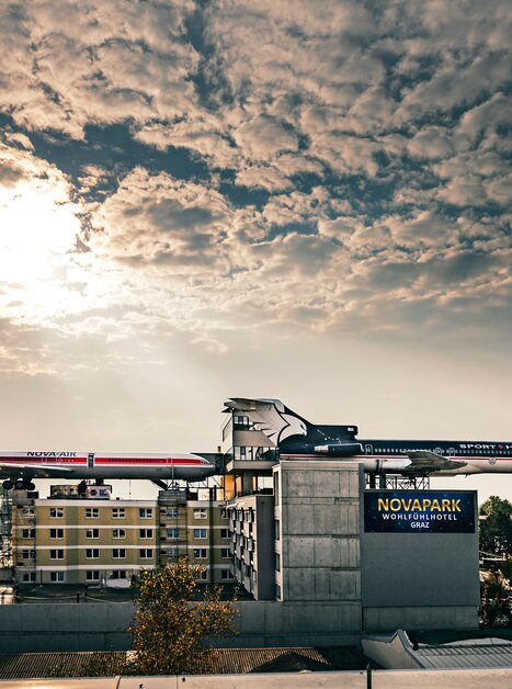 Ein Flugzeug steht auf dem NOVAPARK Hotel in Graz. | © Ulrike Rauch