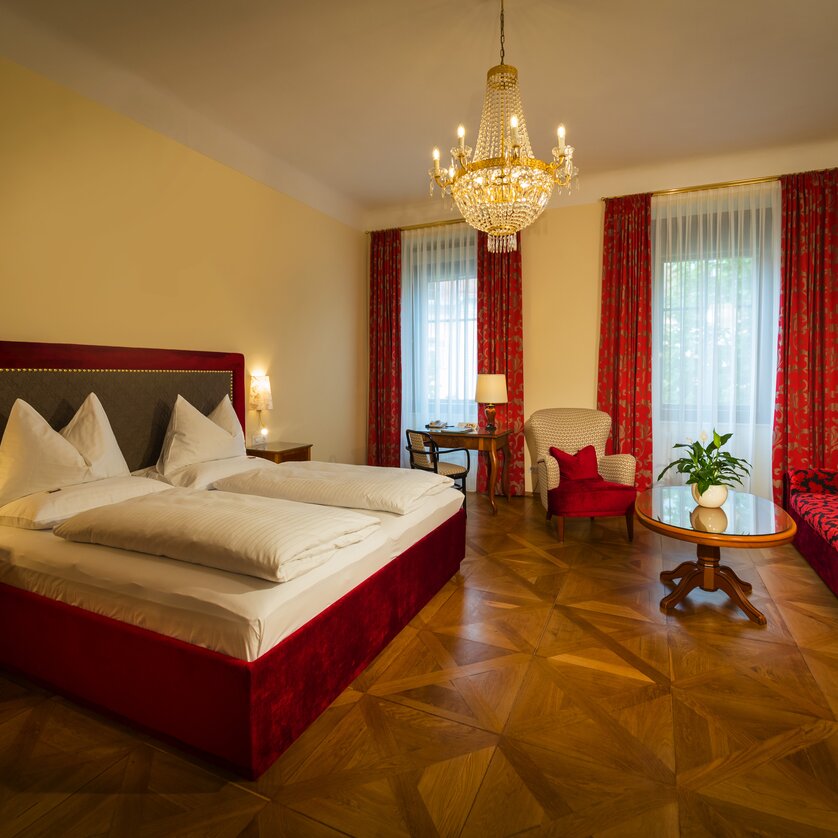 Parkhotel Graz – Doppelzimmer | © Parkhotel Graz Doppelzimmer mit großem Bett und zwei Kopfkissen. | © Parkhotel Graz
