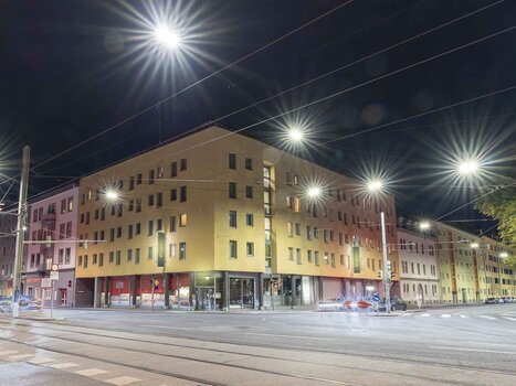 Area della città illuminata a Graz di notte, con l'hotel PLAZA INN Graz City e lampioni. | © PLAZA INN Graz City - Martin Thalmann