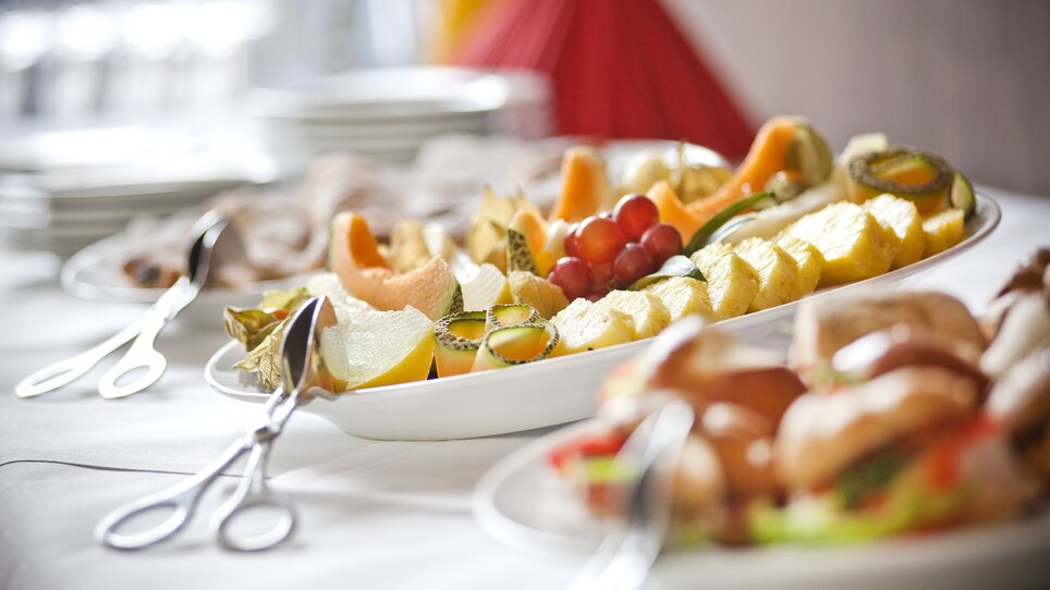 Bunte Früchteplatte mit Melonen, Trauben und Ananas. | © PLAZA INN Graz City - Harald Eisenberger