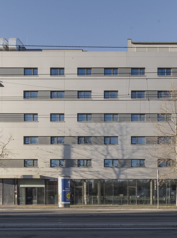 Hotelgebäude mit Glasfront und mehreren Fenstern. | © Plaza INN Graz