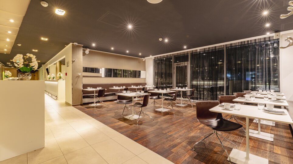 Stylisches Restaurant mit modernen Tischen und Stühlen. | © Plaza INN Graz